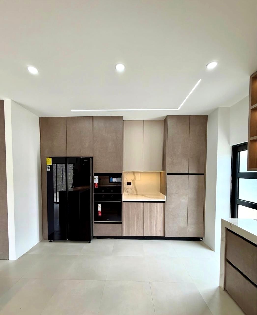 Minimal light fitted kitchen with integrated appliances